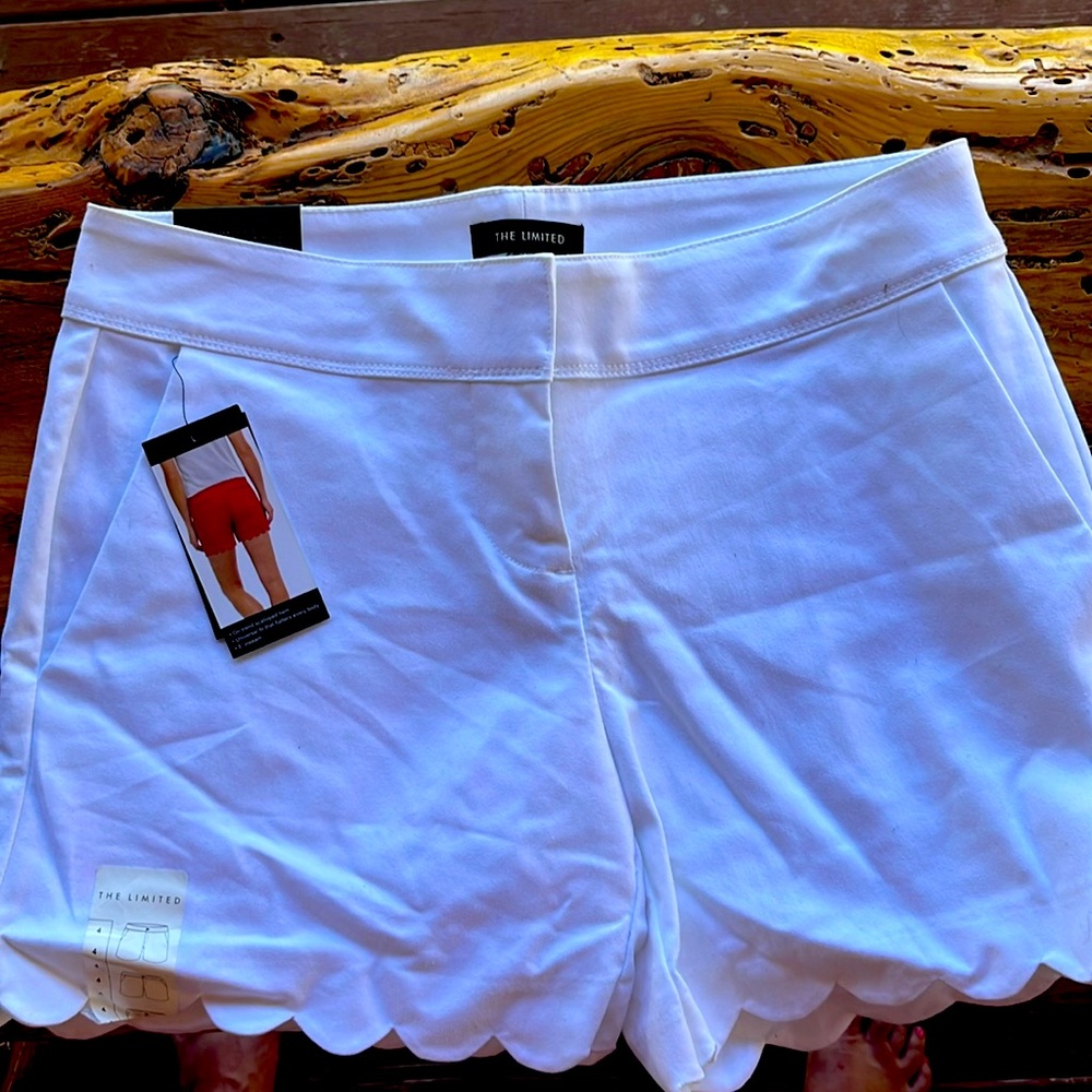 The Limited- scalloped tailored short size 4.